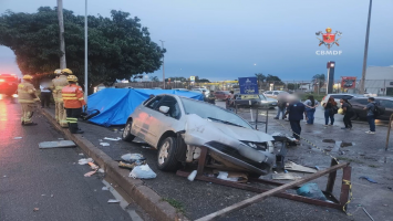 Carro invade parada de ônibus e atropela três pessoas no DF