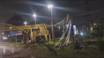 Caminhão derruba postes na DF-001, na altura do Riacho Fundo II
