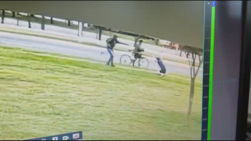 VÍDEO: dupla em bicicleta rouba celular de pedestre em Brasília