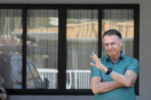 PGR sugere esperar inquérito policial sobre arma de Bolsonaro para avaliar se houve 'falta grave' na prisão domiciliar 