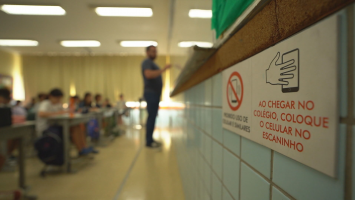 Escola sem celular: 85% dos professores apontam melhora em desempenho de alunos, diz pesquisa da rede pública do DF