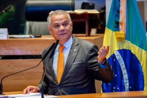 Justiça mantém retratação de Daniel de Castro por vídeo com acusações contra professora do DF, mas exclui indenização coletiva