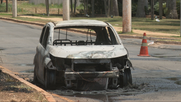 VÍDEO: carro pega fogo próximo ao Lago Paranoá, em Brasília