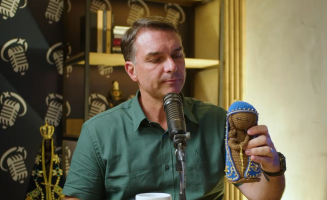 Flávio Bolsonaro pede, e TRE-DF proíbe que coordenador da Secom do Planalto faça posts sobre eleições