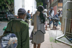 'Cabide Solidário' distribui roupas de inverno na Estação Central do Metrô nesta quinta no DF