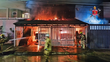 Caminhonetes pegam fogo em garagem de casa no DF; VÍDEO