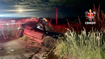 Batida entre carros deixa dois mortos e um ferido na BR-290, no Gama 