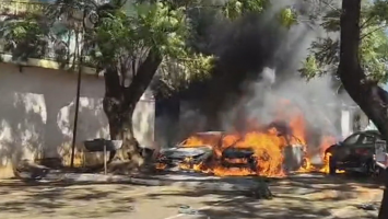 Incêndio atinge 3 carros e rede elétrica na Feira dos Importados, no DF; veja VÍDEO