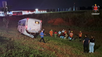 Acidente entre dois ônibus na BR-020 deixa 13 pessoas feridas no DF 