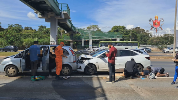 Engavetamento de carros deixa dois feridos e trava trânsito na EPTG, no DF
