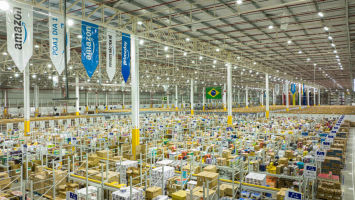 Justiça proíbe Amazon de manter funcionários em pé por até 12 horas em complexo no DF